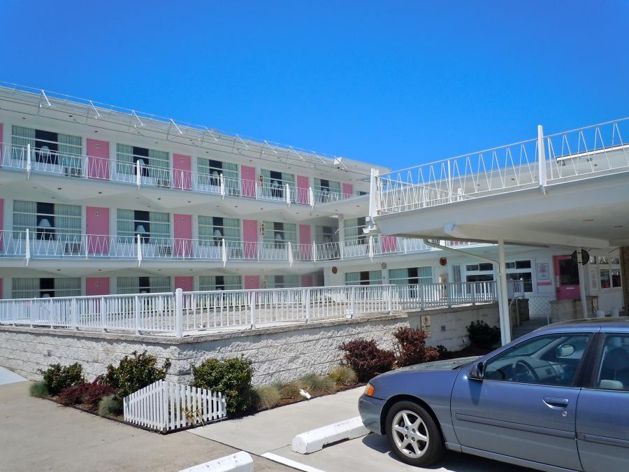Pink Champagne Motel, Wildwood NJ — CC0 photo by Smallbones via Wikimedia Commons