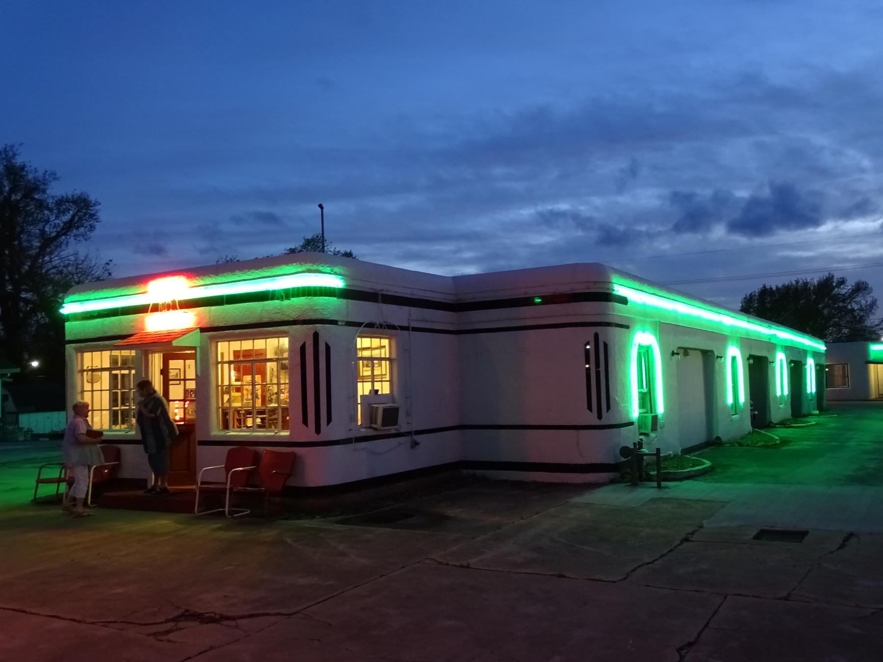 Boots Court Motel, Carthage MO — Photo: Adam Jones, CC BY-SA 2.0, via Wikimedia Commons