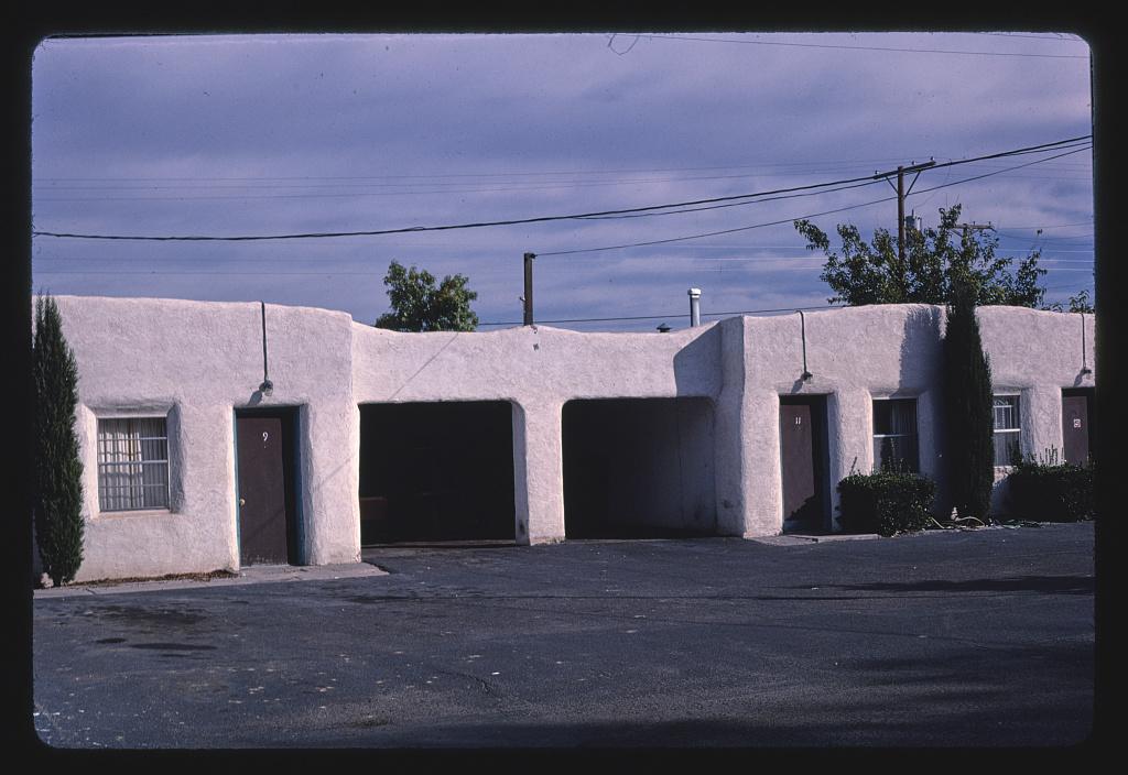 El Vado Motel roadside sign and Pueblo Revival-style building on Route 66, Albuquerque NM — Photo: John Margolies, Library of Congress Roadside America photograph archive, no known restrictions on publication.