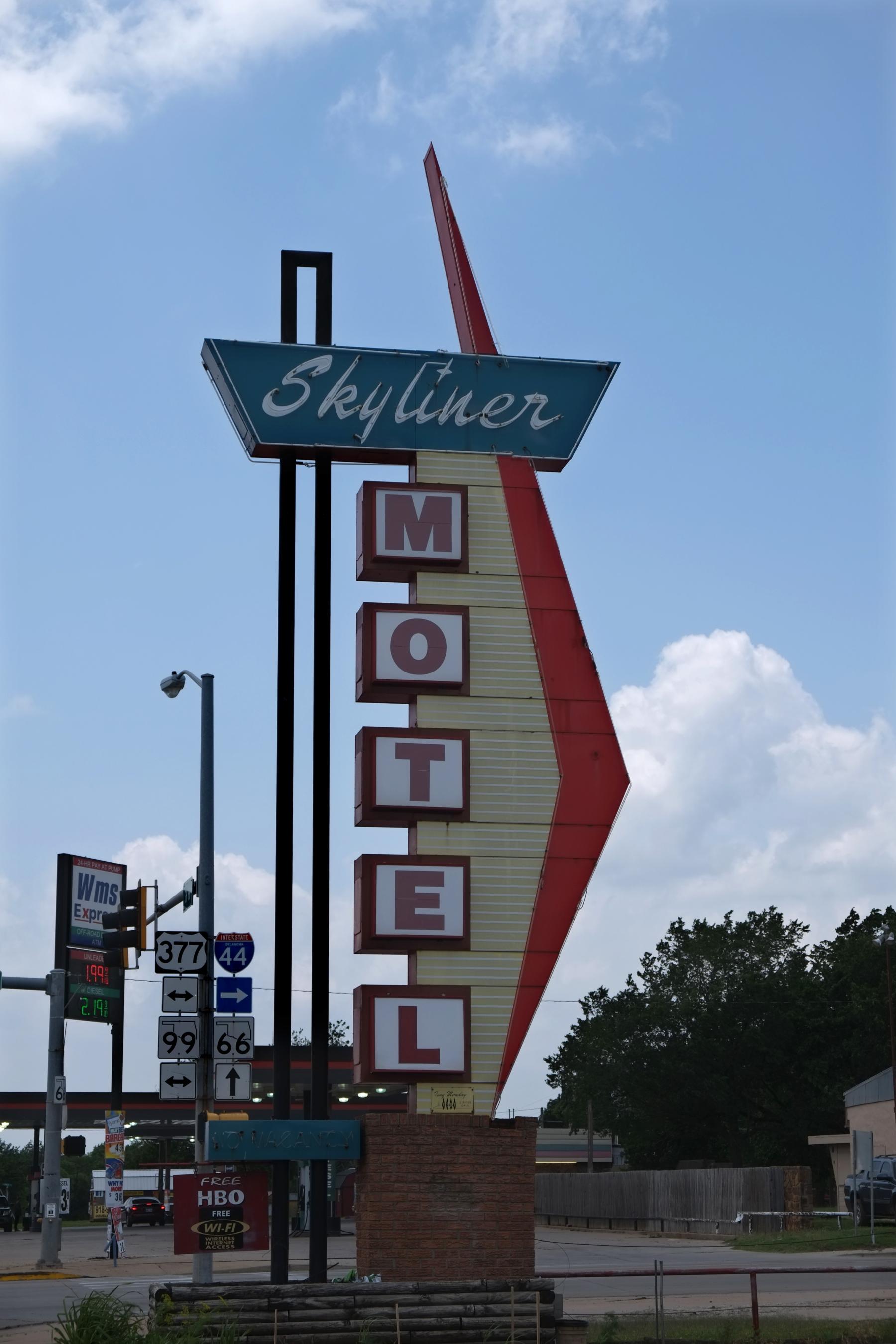 Skyliner Motel, Stroud OK — Photo: Gorup de Besanez, CC BY-SA 4.0, via Wikimedia Commons