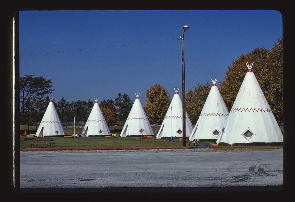 Rows of concrete teepee-shaped motel cabins, Wigwam Village No. 2, Cave City KY — Photo: John Margolies, Library of Congress Roadside America photograph archive, no known restrictions on publication.