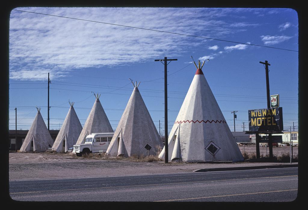 Wigwam Motel & Curios, Holbrook AZ — Photo: John Margolies 1979, Library of Congress, public domain