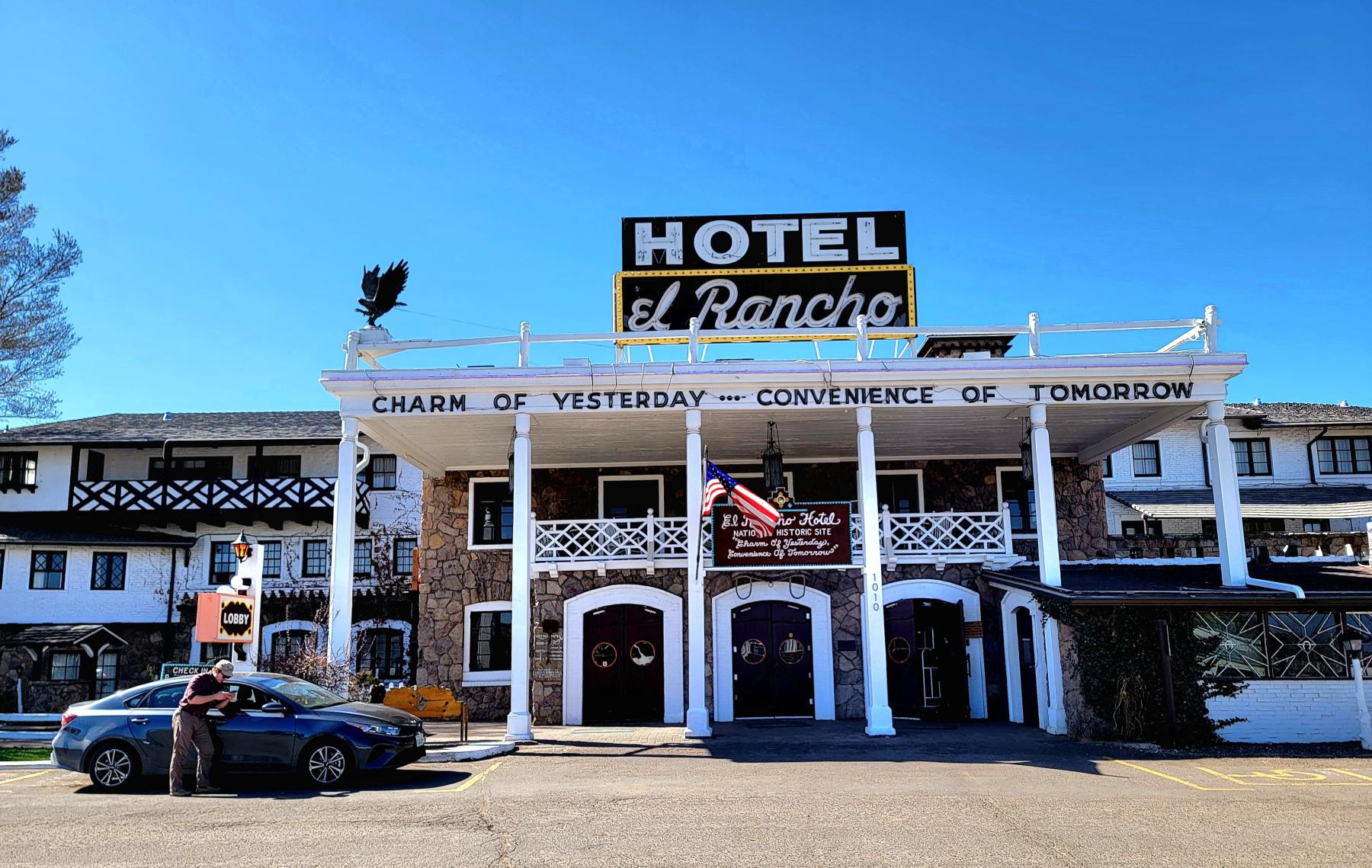 El Rancho Hotel, Gallup NM — Photo: Cullen328, CC BY-SA 4.0, via Wikimedia Commons