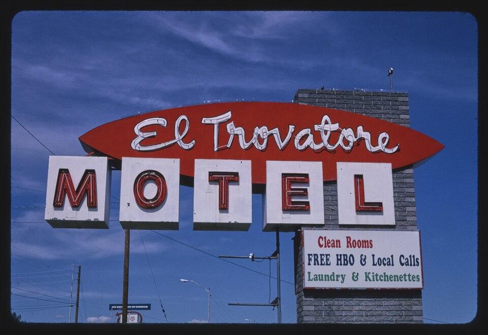 El Trovatore Motel, Kingman AZ — Photo: John Margolies 2003, Library of Congress, public domain