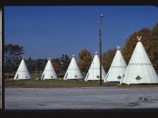 Rows of concrete teepee-shaped motel cabins, Wigwam Village No. 2, Cave City KY — Photo: John Margolies, Library of Congress Roadside America photograph archive, no known restrictions on publication.