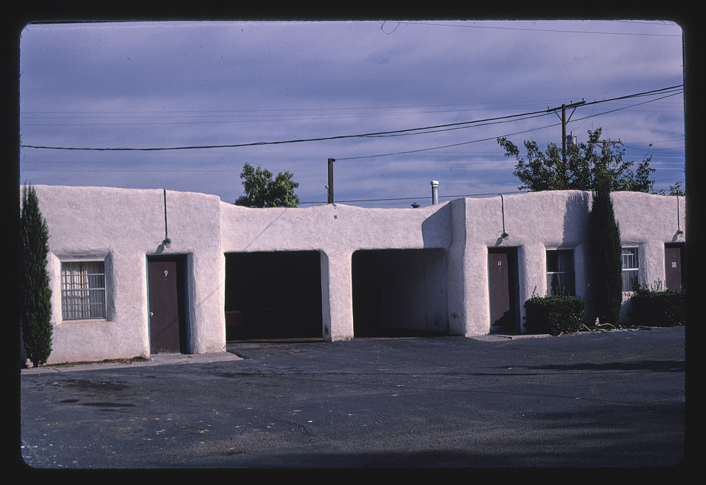 El Vado Motel roadside sign and Pueblo Revival-style building on Route 66, Albuquerque, New Mexico. Photo by John Margolies, Library of Congress Roadside America photograph archive — no known restrictions on publication.